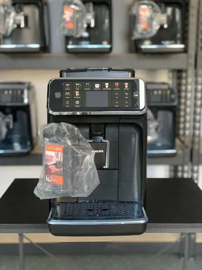 Кофемашина Philips LatteGo 5500,состояние идеальное ,новый молочник